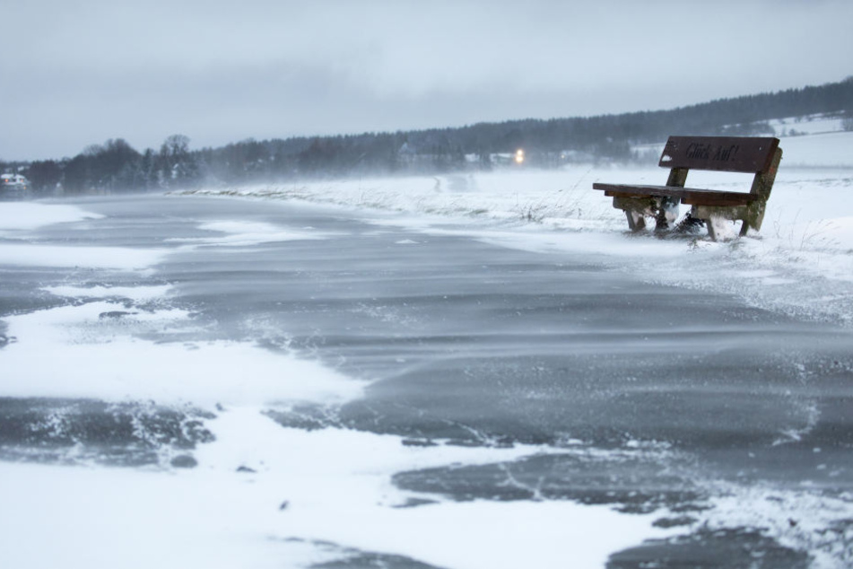 Am Dienstagmorgen gibt es noch immer Probleme durch Glätte und Schneeverwehungen wie hier in Annaberg.
