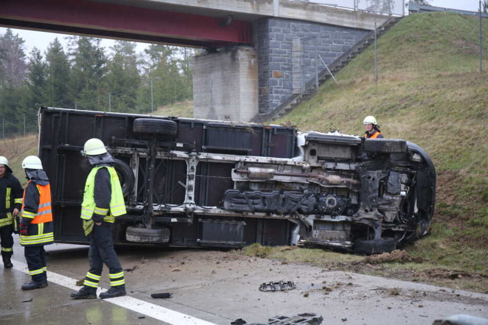 Die Feuerwehr musste den Fahrer aus der Fahrerkabine befreien.