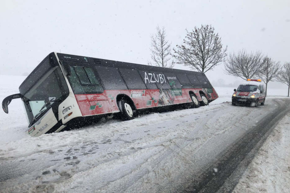 Der Bus landete im Straßengraben.