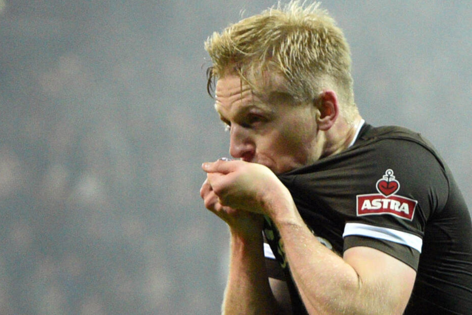 Nach dem Derby-Sieg küsste Mats Möller-Daehli das St.-Pauli-Wappen.