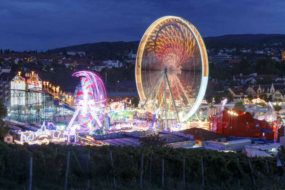 Der Betrieb des Fahrgeschäfts auf dem Wurstmarkt wurde wieder aufgenommen.