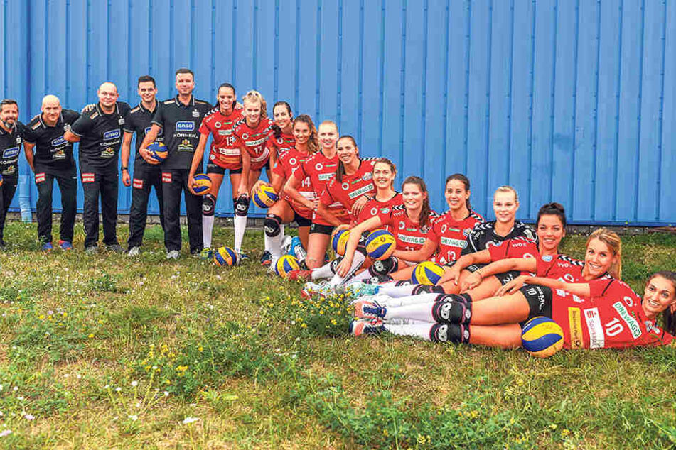 Von rechts: Lena Stigrot, Mareen von Römer, Katharina Schwabe, Michelle Petter, Maria Segura Palleres, Rica Maase, Barbara Wezorke, Sasa Planinsec, Piia Korhonen, Nikola Radosova, Lena Möllers, Camilla Weitzel, Ivana Mrdak, Trainer Alexander Waibl, Scout