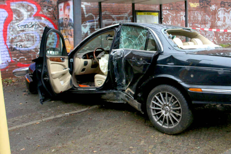 Schwerer Unfall: Jaguar rast in Haltestelle