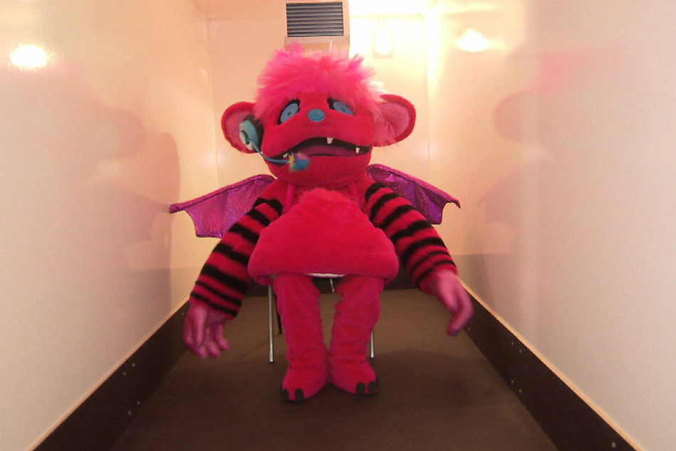 Das Monster darf im Kühlschrank sitzen.