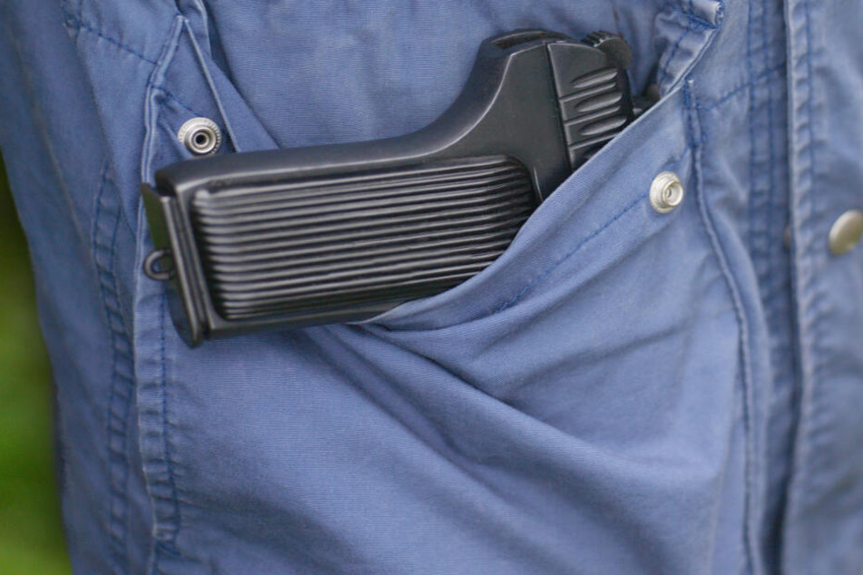 Einem Mann ist in einem Supermarkt eine Waffe aus der Jacke gefallen. (Symbolbild)