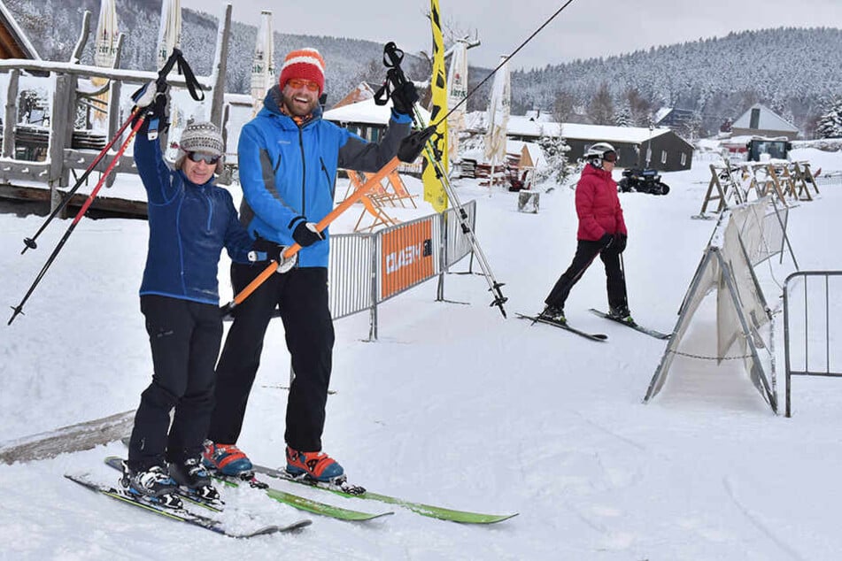 Die Skilifte auf dem Fichtelberg laufen. Am gestrigen Freitag war Saisonstart, die ersten Skihasen fuhren den Hang hinab. Die Wintersportbedingungen auf dem Dach Sachsens sind gut.