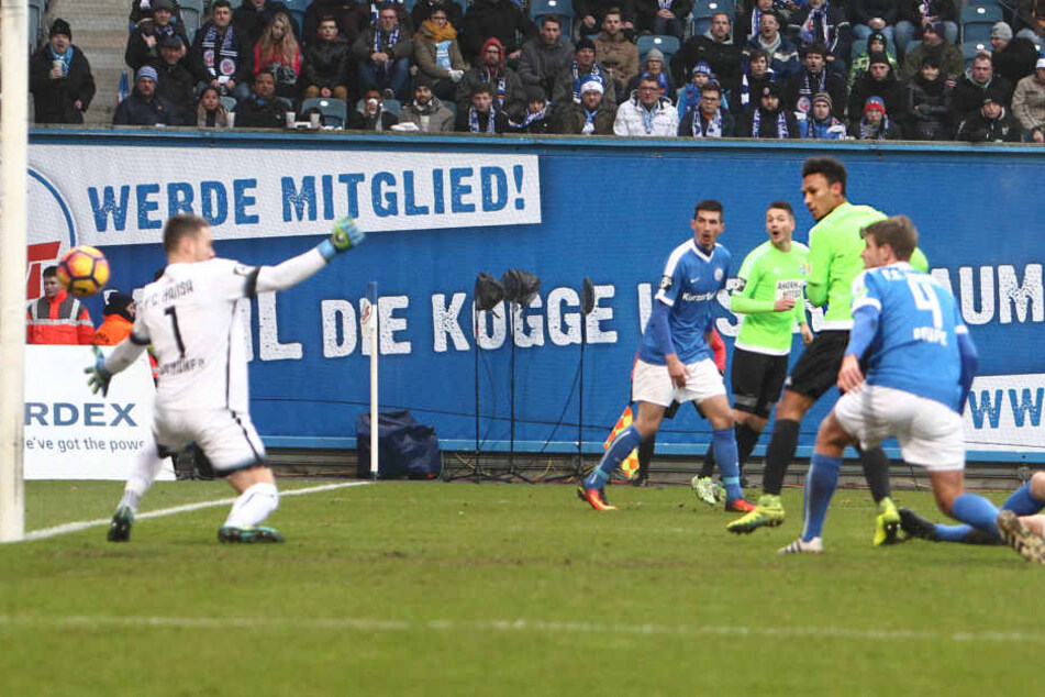 Hier trifft Jamil Dem zum 0:1 für die Himmelblauen.