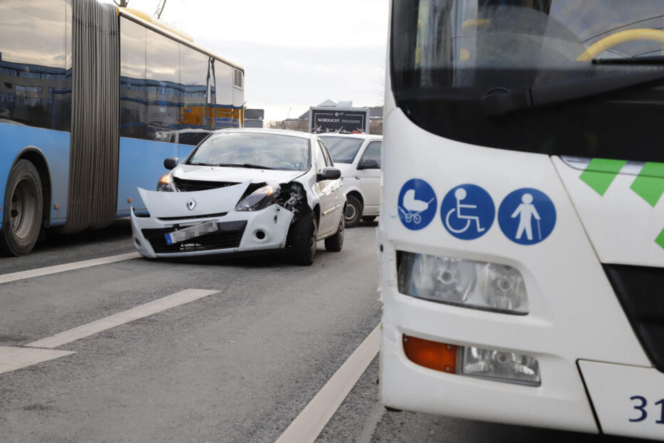 In der Bahnhofstraße waren ein Renault und ein Regio-Bus zusammengestoßen.