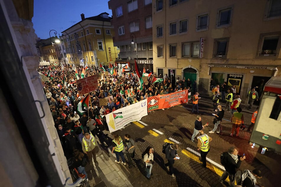 Zwischen 5000 und 10.000 Menschen nahmen friedlich an einem Protestmarsch teil, später eskalierte die Lage.