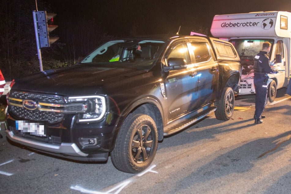 War Alkohol am Steuer im Spiel? Wohnmobilfahrer rast ungebremst in stehendes Auto