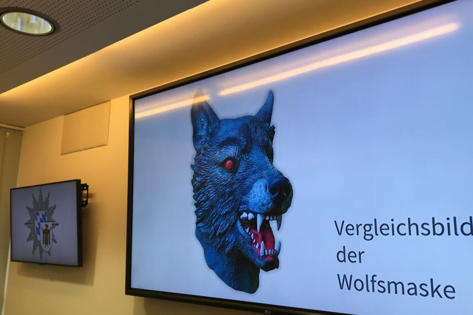 Auf einem Bildschirm im Polizeipräsidium präsentiert die Polizei ein Vergleichsbild einer Wolfsmaske (gestellte Szene).