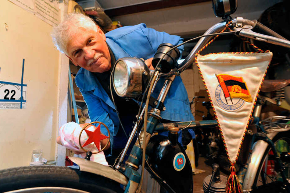 Knattert wieder wie neu: Gert Vogel (68) hat ein 50 Jahre altes Russen-Moped Marke Leningrad 4D wieder aufgebaut.