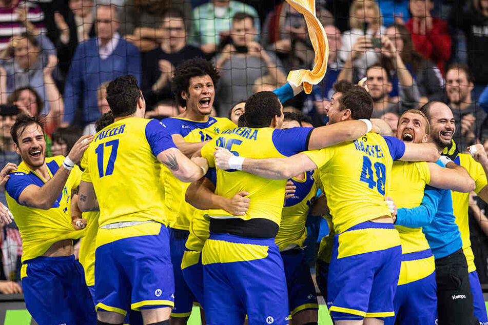 Die brasilianischen Handballer bejubeln ihren überraschenden 29:26-Erfolg gegen Kroatien.