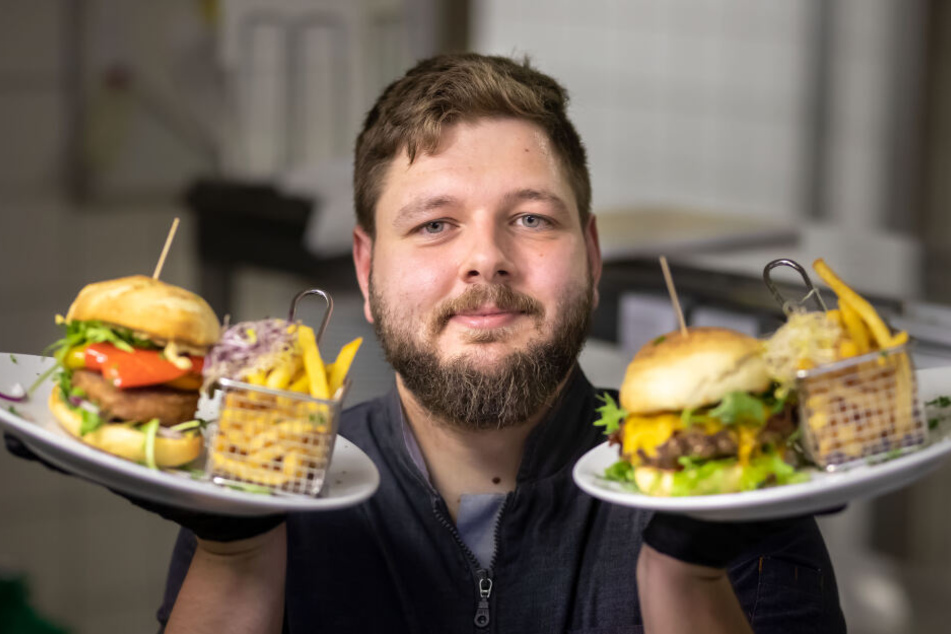 Koch Thomas Brandt (29) mit dem veganen Burger (links) und dem normalen Rindfleischburger.