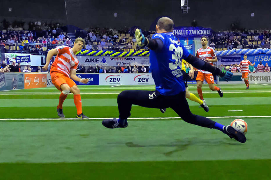 Lion Lauberbach (Zwickau) überwindet Torhüter Stefan Schmidt (Auerbach) zum 3:1.