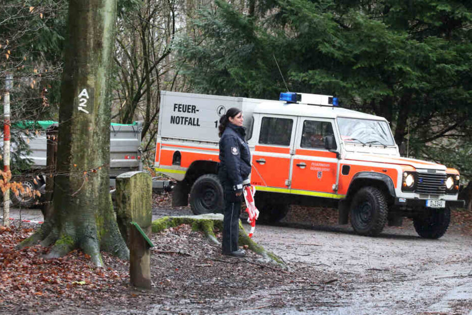 Ein Einsatzfahrzeug der Feuerwehr Düsseldorf steht bei einer Übung im Wald.