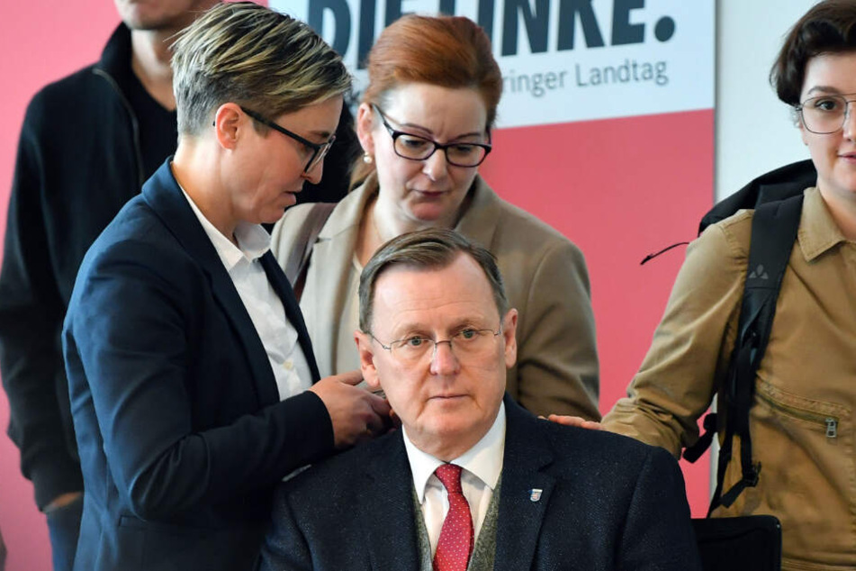 Bodo Ramelow (63, Die Linke) inmitten von Parteikollegen.