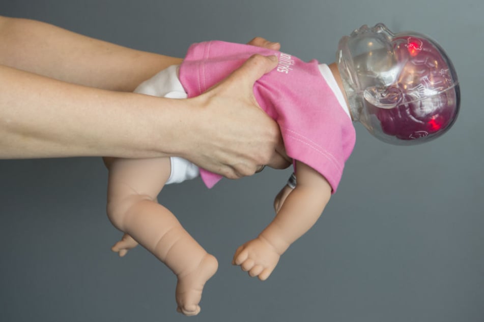 Die roten Bereiche der Simulationspuppe zeigen, welche Bereiche durch das Schütteln gerade angegriffen wurden.