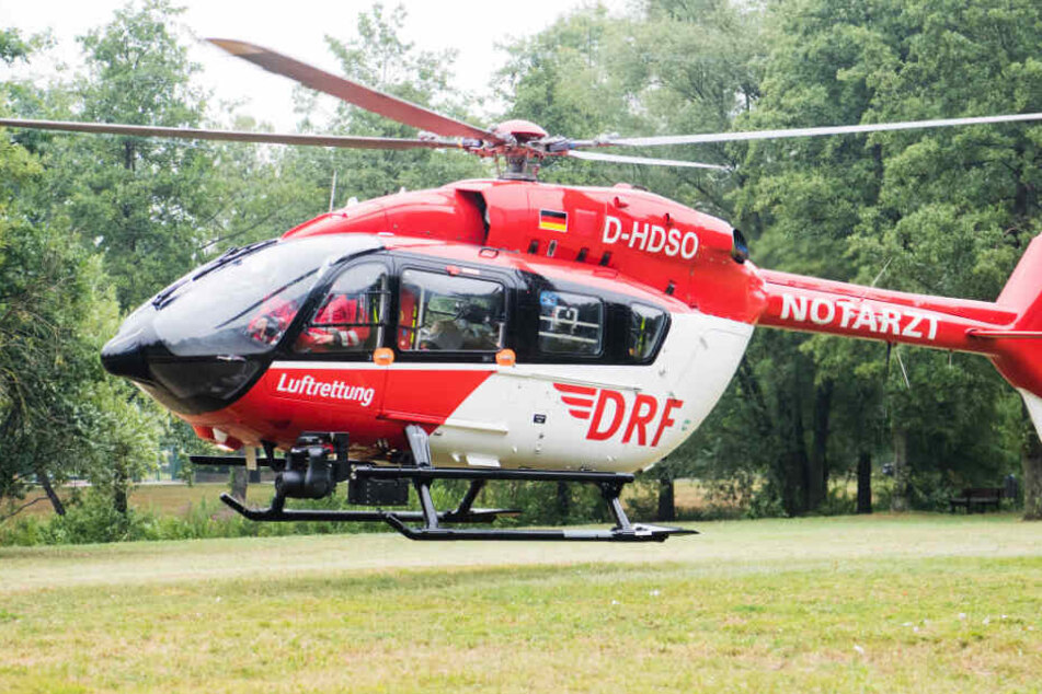 Ein Rettungshubschrauber brachte den lebensgefährlich verletzten Piloten in eine Klinik (Symbolbild).