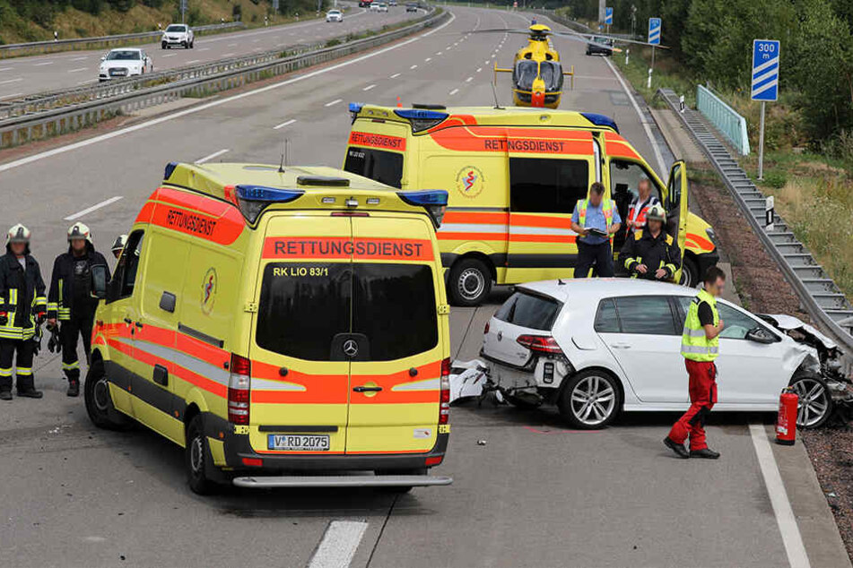 Beide Fahrer wurden schwer verletzt und kamen ins Krankenhaus. Auch ein Rettungshubschrauber war im Einsatz.