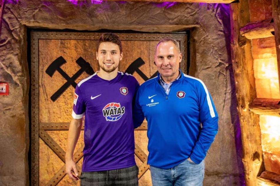 Tom Baumgart mit Aue-Präsident Helge Leonhardt. Der Mittelfeldspieler bleibt mindestens bis 2023 beim FC Erzgebirge.
