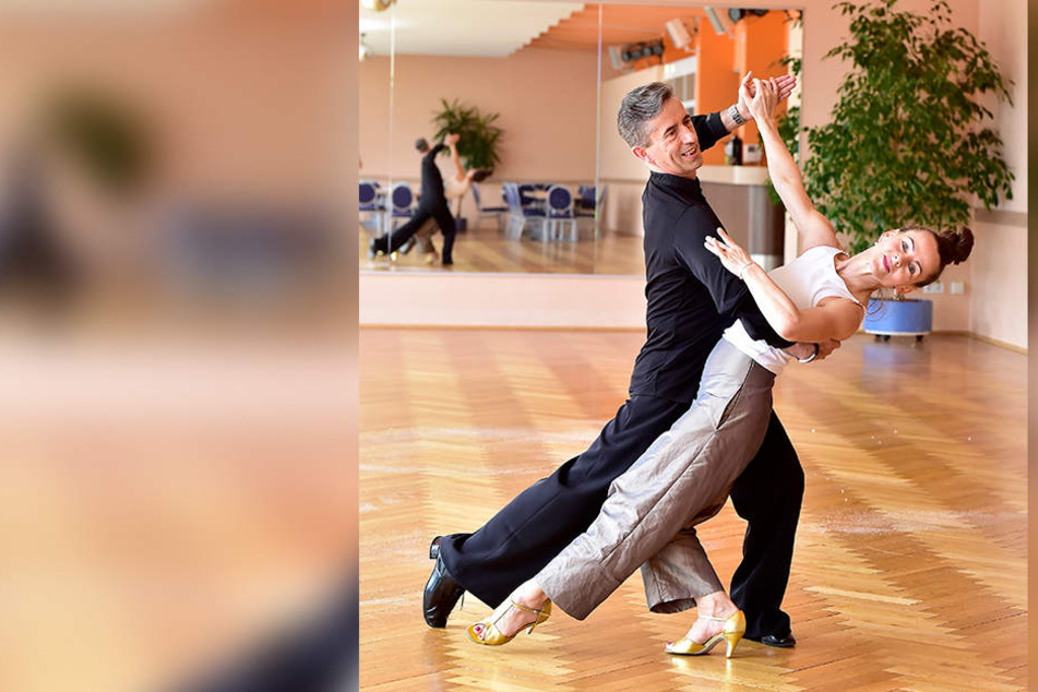 Star-Friseurin Petra Brockmann (45) wirbelt mit Tanzlehrer Tilo Schroth (53) über‘s Parkett.