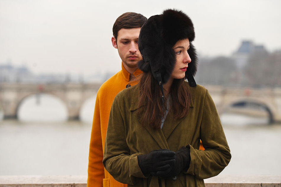 Yoav (l., Tom Mercier) bandelt mit Caroline (Louise Chevillotte) an.