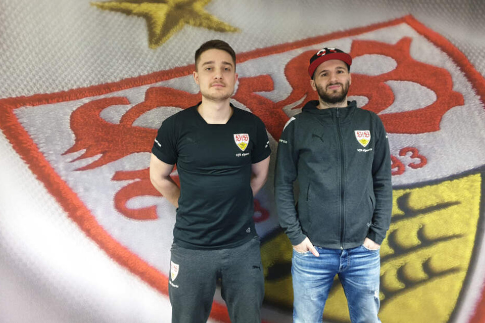 Erhan Kayman (29, rechts im Bild) stand bis zum 30. Juni 2019 unter Vertrag bei der eSports-Abteilung des VfB Stuttgart. Neben ihm steht sein eSport-Kollege Marcel Lutz (22).
