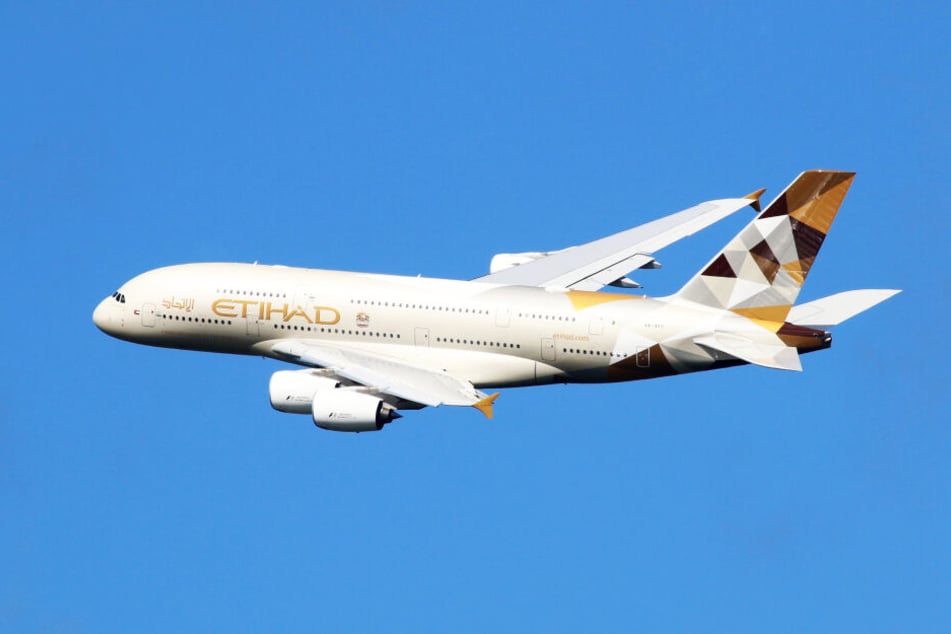Ein Airbus A380 der Airline Etihad setzt zur Landung an (Symbolbild).