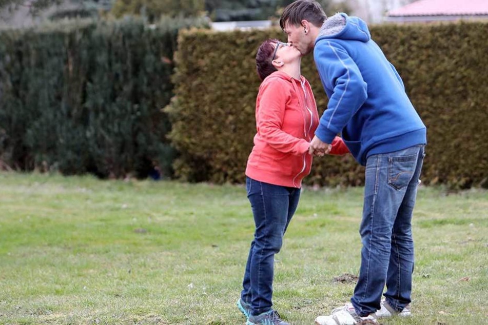 Eineinhalb Köpfe ist André schon größer als seine Madlen. Na, und?