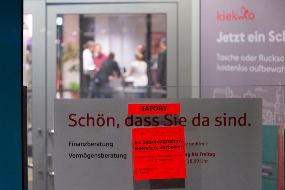 Ein Zettel an der Eingangstür weist auf den Banküberfall hin.
