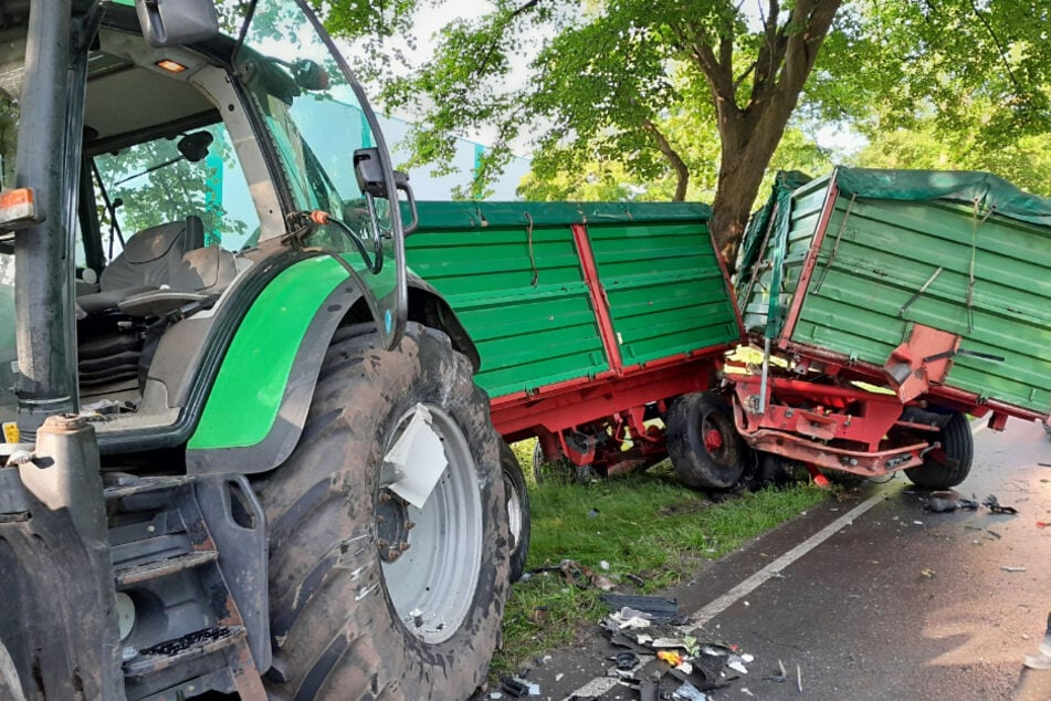Auch der Trecker wurde ordentlich in Mitleidenschaft gezogen. Vor Probleme stellte die Einsatzkräfte aber die Ladung des Lastwagens.