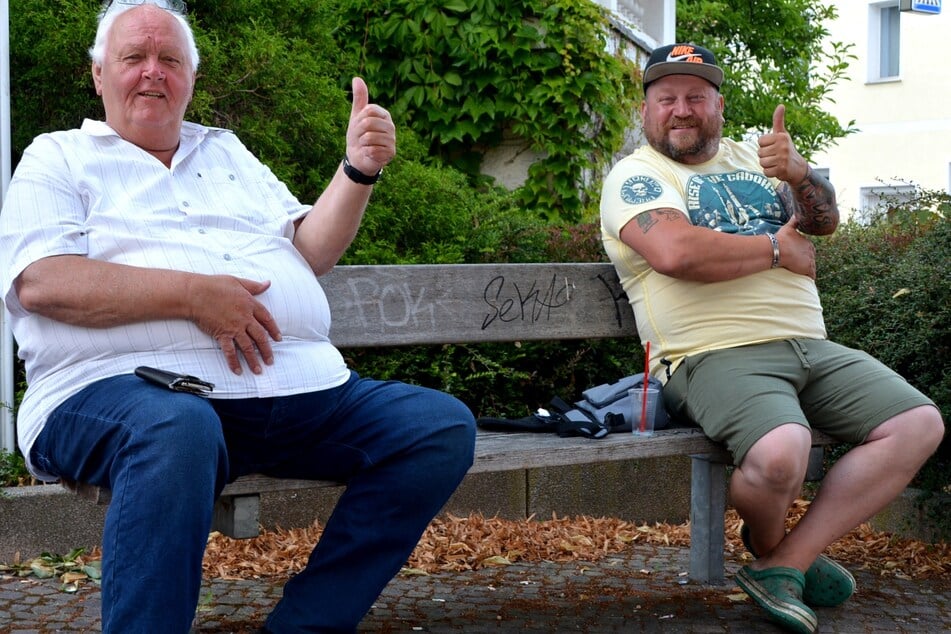Ortsvorsteher Roland Geistert (70, links) freut sich mit Schausteller Erik Kramer (45) über den Eiswagen am Rathaus.
