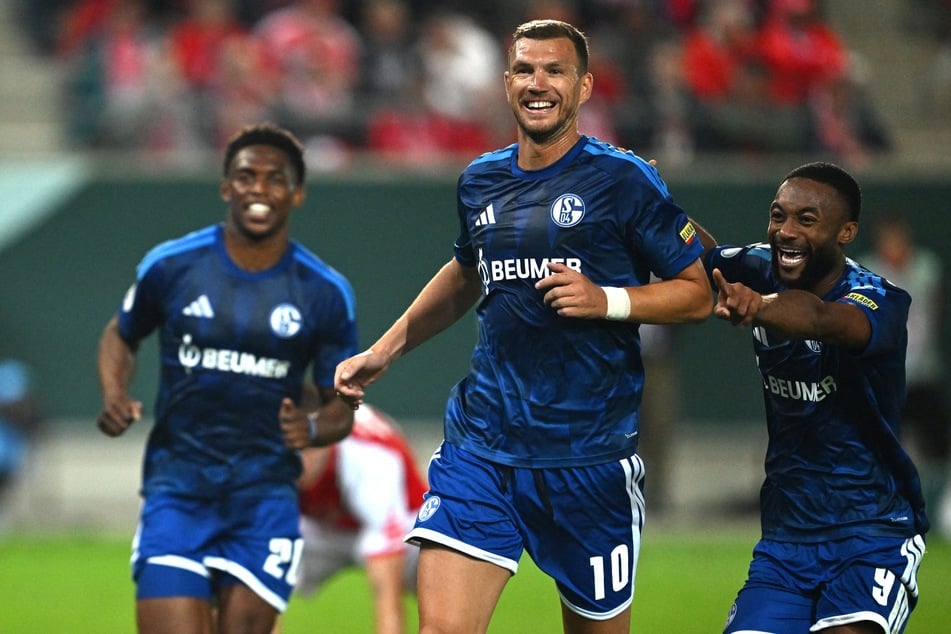 Das Tor zur zweiten Runde? Edin Dzeko freut sich über das 2:1 für Schalke per Elfmeter.