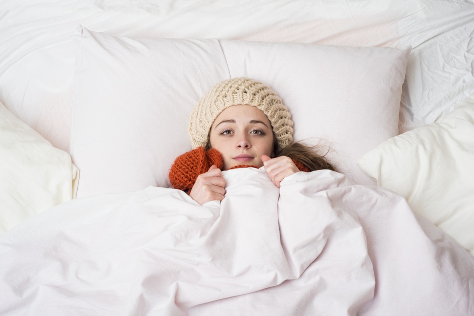 Mit der richtigen Winter-Bettdecke bleibt man auch in kühlen Räumen warm - auch ohne Mütze und Schal.