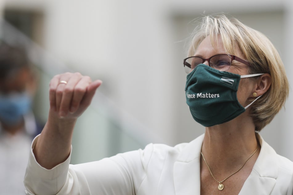 Bundesbildungsministerin Anja Karliczek trägt eine Gesichtsmaske mit den Worten "Science matters" (Wissenschaft zählt), als sie eine Pressekonferenz über ein deutsches Programm zur Unterstützung der Entwicklung eines COVID-19-Impfstoffs verlässt.