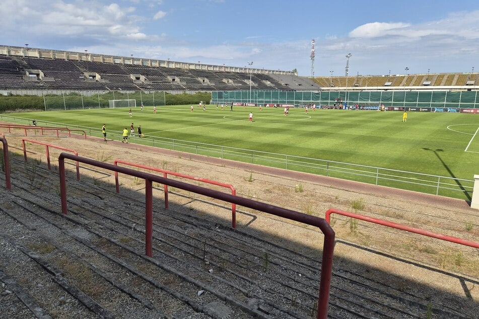 Der Beton bröckelt im altehrwürdigen Strahov-Stadion an allen Ecken und Enden. Dafür sind die Plätze in astreinem Zustand, wie der FSV gegen Sparta II. testen konnte.