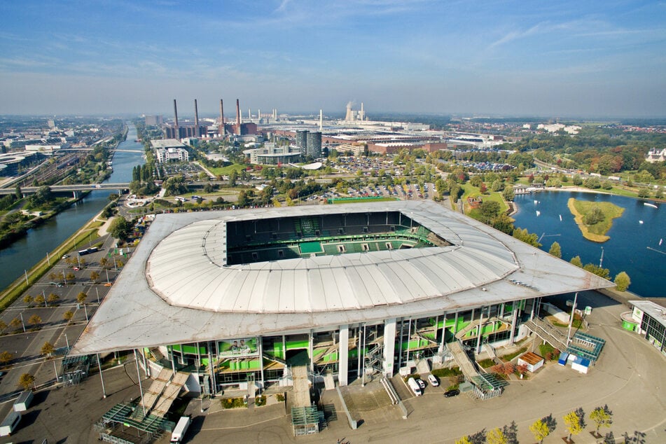 Der in Wolfsburg ansässige Autobauer Volkswagen betreibt unweit vom Werksgelände auch den Fußballverein VfL Wolfsburg.