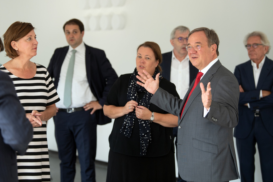 Mitglieder der NRW-Landesregierung unterhalten sich vor einer Kabinettssitzung am 11. August 2020.