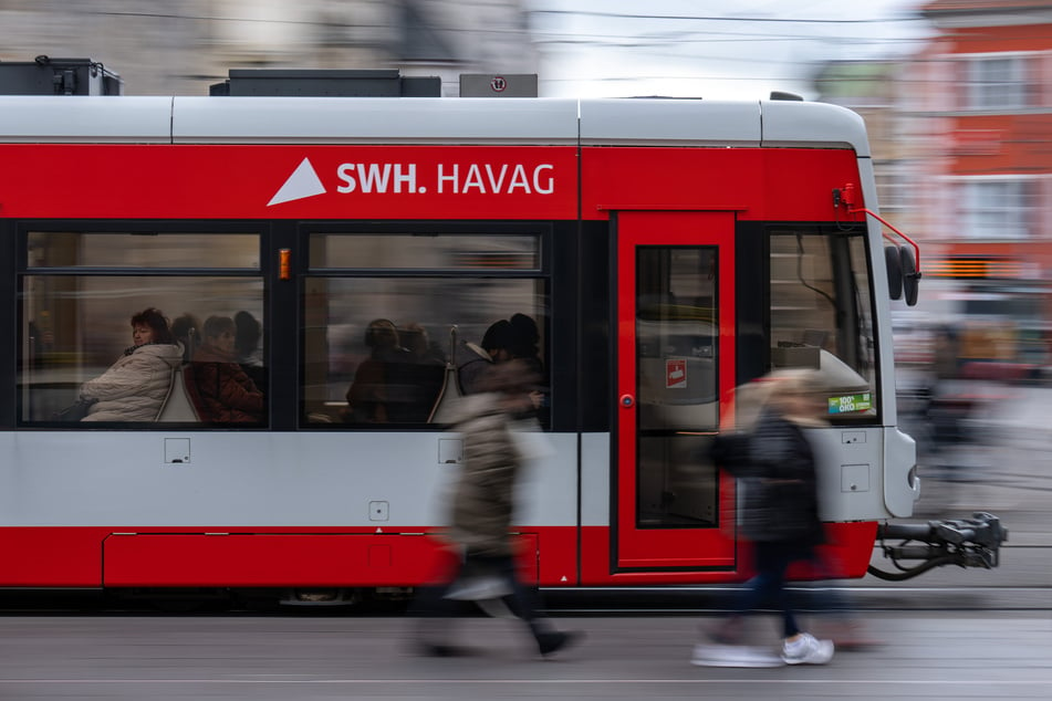 Mit "hochtoxischer säureartiger Substanz" beschmiert: Zehn Haltestellen in Halle gesperrt