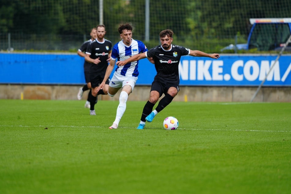 CFC-Linksaußen Nils Lihsek (r.) kam Mitte der zweiten Halbzeit zum Einsatz.