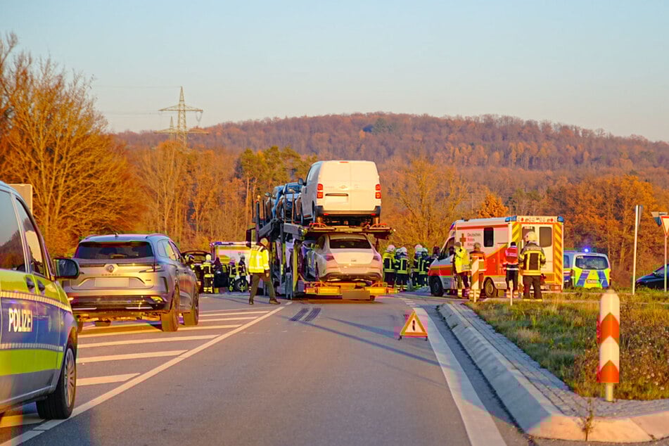 Kein Durchkommen: Die Straße musste an der Unfallstelle für Reinigungs- und Bergungsarbeiten rund drei Stunden gesperrt werden.