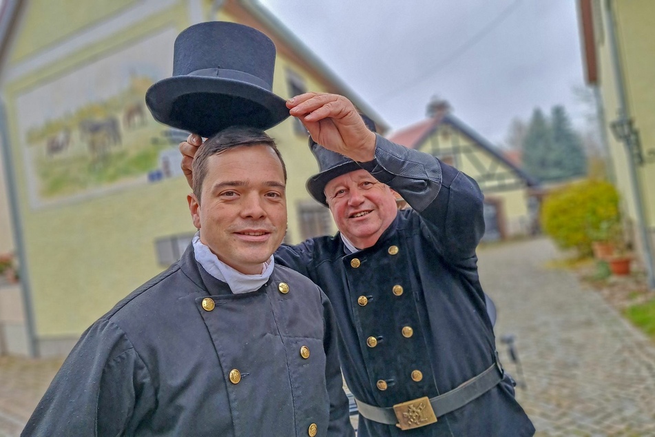 David Edelmann (l.) übernimmt ab 2022 die Aufgabe des Bezirks-Schornsteinfegermeisters in Mügeln.