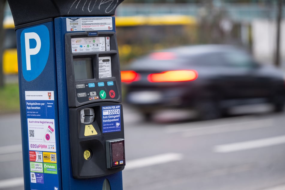 Die Stadt Köln warnt vor gefälschten QR-Codes auf Parkscheinautomaten. (Symbolbild)