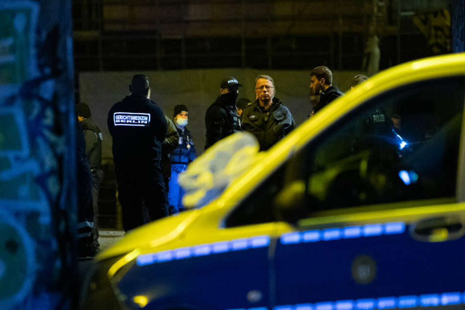 Polizisten und Kriminaltechniker stehen im Monbijoupark in Berlin-Mitte. Ein 13-jähriger Junge ist bei dem Streit tödlich verletzt worden.