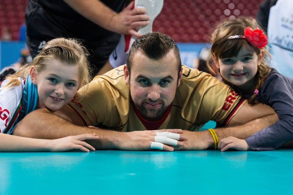 Bild aus 2015: Volleyball-Star Georg Grozer (m.) mit seinen Töchtern Leana (l.) und Loreen (r.).