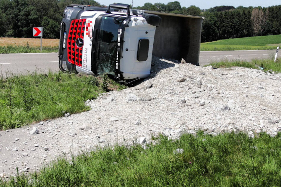 Der Großteil des Bauschutts, den der Lkw geladen hatte, verteilte sich auf einem Radweg.