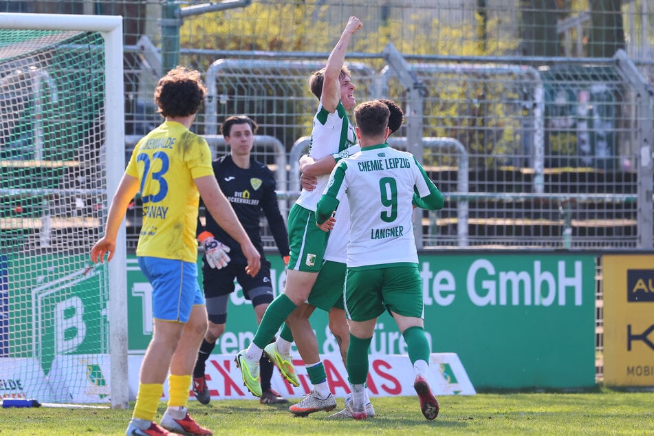 Rajk Lisinski (oben) lässt sich von seinen Kollegen nach dem Führungstreffer für die BSG feiern.