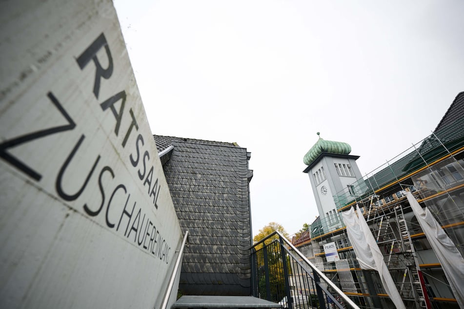 Am Dienstagmittag ist die designierte Bürgermeisterin von Herdecke attackiert worden. Im Foto: Der Zuschauereingang zum Ratssaal gegenüber des eingerüsteten Rathauses.