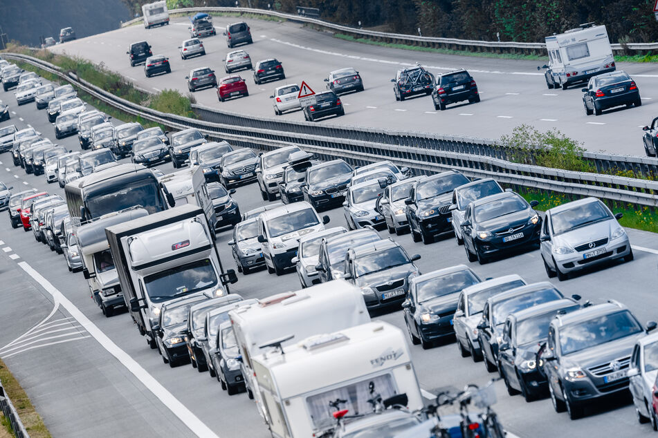 Autos stehen auf der A1 im Stau. (Symbolbild)